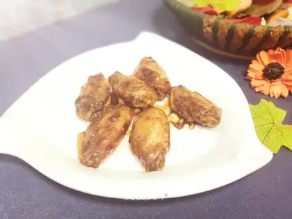 A greasy chicken with wings