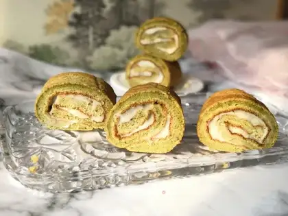 Cake rolls with tea and mud