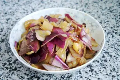 Onion fried pork skin