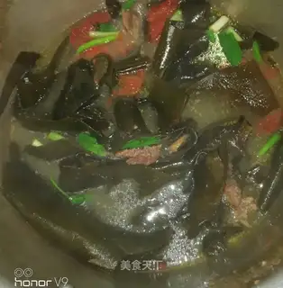 Beef tomatoes seaweed soup