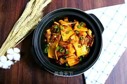 A dry pot with tofu