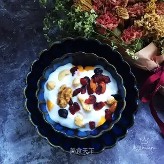 Dry yogurt mango bowl