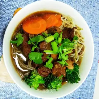 Red beef noodles