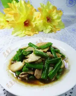 Skinny screeching mushrooms, fried peas