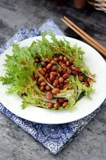The peanuts mixed with the chrysanthemum