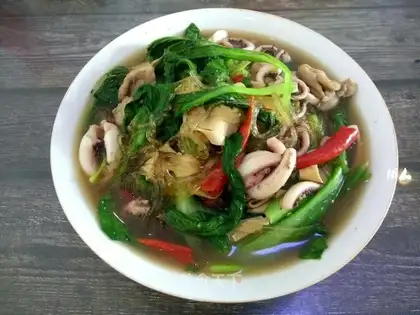 Squids, cabbage fan soup
