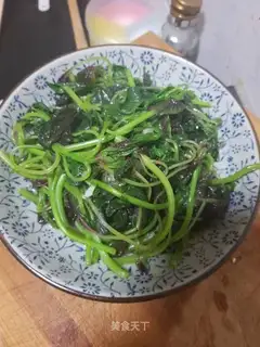 The saline is made of red cuisine