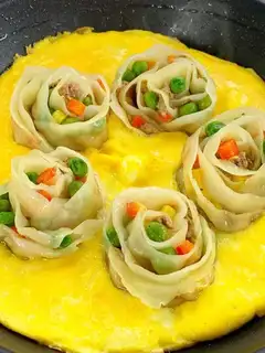 Flower-shaped dumplings