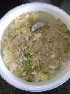 Gold needle mushroom soup