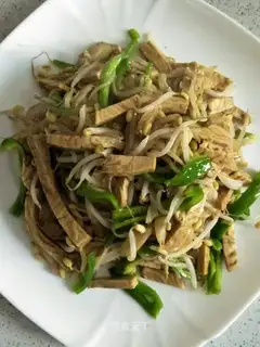 Tofu dry and green bean sprouts