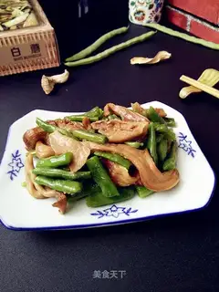 White mushrooms, beans