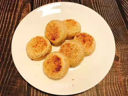 A rice sesame cake