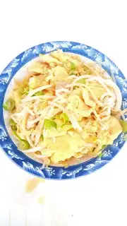 Eggs fried green bean sprouts