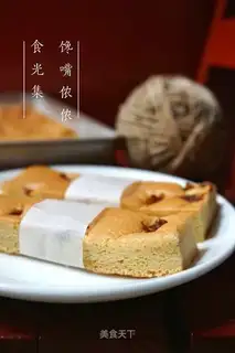 Feeding red sugar cinnamon cake