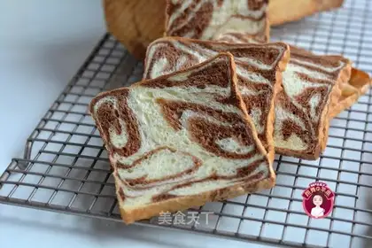 Marble bouquet toast