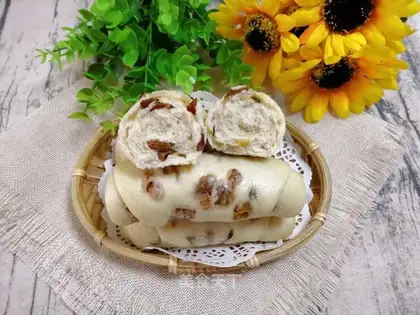 Red raisin roll