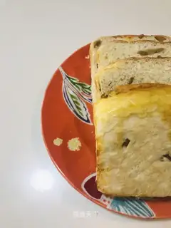 Milk raisin toast