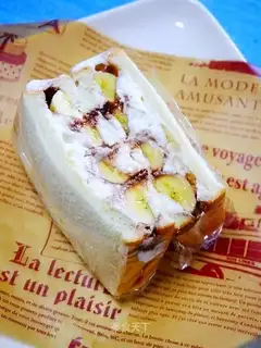 Banana chocolate sandwich