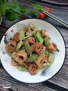 Oil-coated cucumber