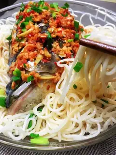 Pire chopping fish head noodles
