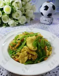 Open lentils and fried eggs