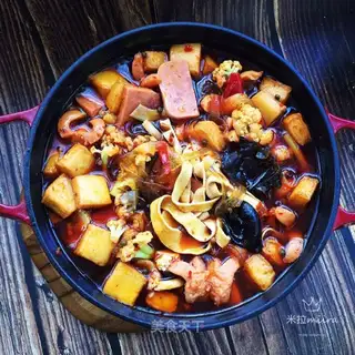 A spicy pot with a pink belt