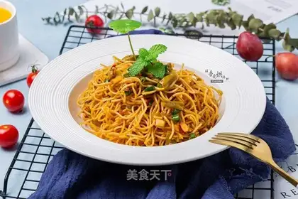 Fresh, hot dry noodles