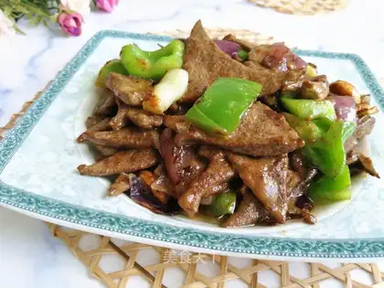 Onion pepper fried pork liver