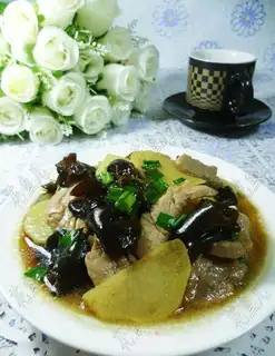 Skinned potatoes, black wood