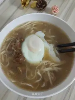 Pig's feet high on egg noodles
