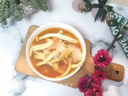 Cabbage pine mushroom soup