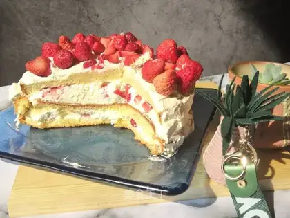 Strawberry cream cake