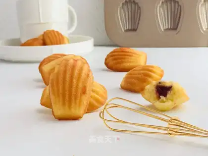 Strawberry with a heart, Madeleine