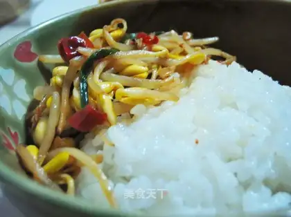 Rice with bean sprouts in soy sauce