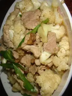 Sauteed pork slices with cauliflower