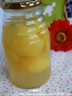 Apples in syrup water
