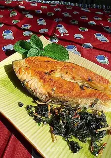 Fried salmon with perilla