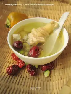 Green bean and red dates chicken soup