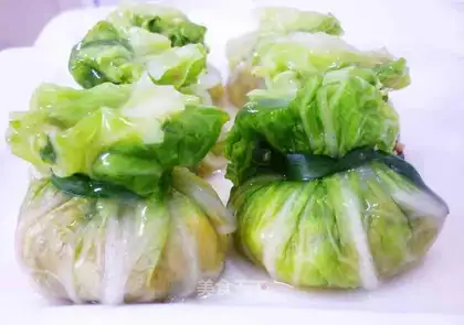 Shrimp meat and cabbage buns