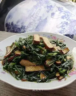 Stir fry with dried beans and leeks