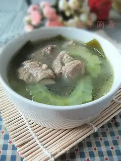 Balsam pear and seaweed ribs soup