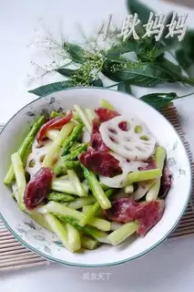 Fried lotus root slices with asparagus sausage