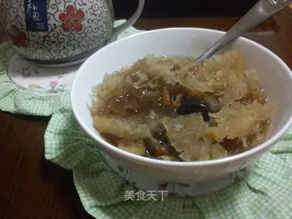 Rock sugar and white fungus soup