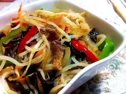 Stir fry with black fungus and bean sprouts