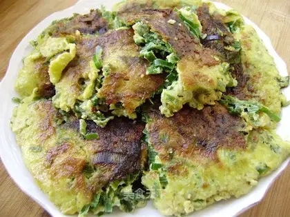 Fried eggs with chopped green onion