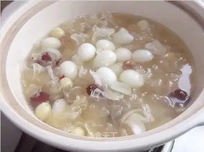 Lotus seeds, lily and red dates porridge