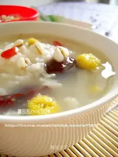 Red dates, coix seed and chrysanthemum porridge