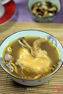 Stewed chicken soup with dendrobium and Ganoderma lucidum