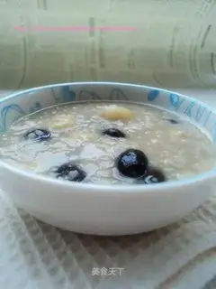 Millet, black bean and lotus seed porridge