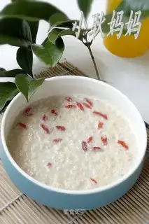 Soymilk, wolfberry and oatmeal